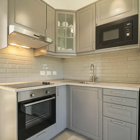 Cozy & Modern W/private Garden Bbq+wifi Apartment *